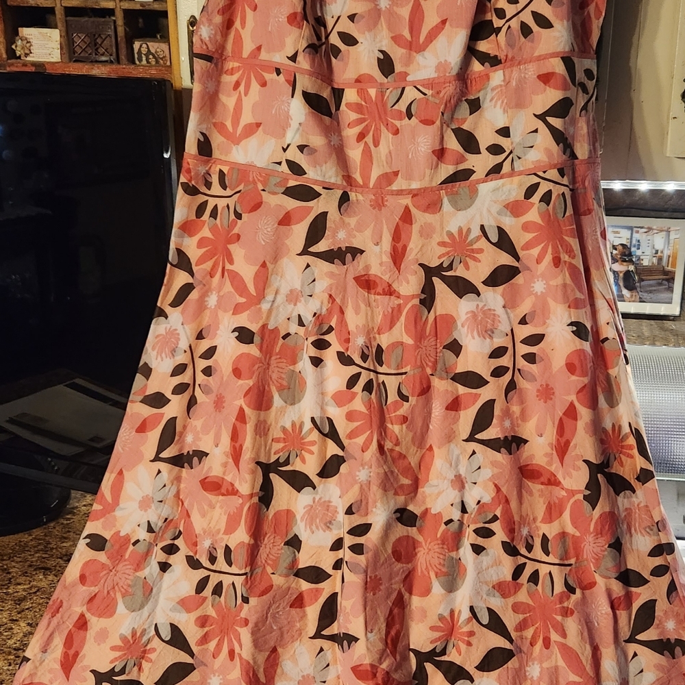 Vintage style summer dress. No sleeves. Great for work or casual.  Gently used.